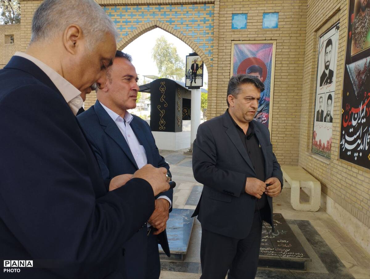 تجدید بیعت معلمان و مسئولین آموزش و پرورش پاکدشت در هفته معلم با شهدا