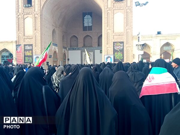 مردم ولایت مدار نیشابور در سوگ رهبر آزاده شهیدشان در مسجد جامع