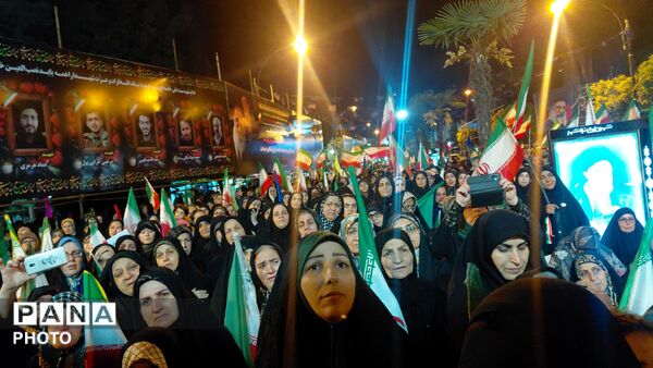 به فرمان رهبر در خیابان می‌مانیم