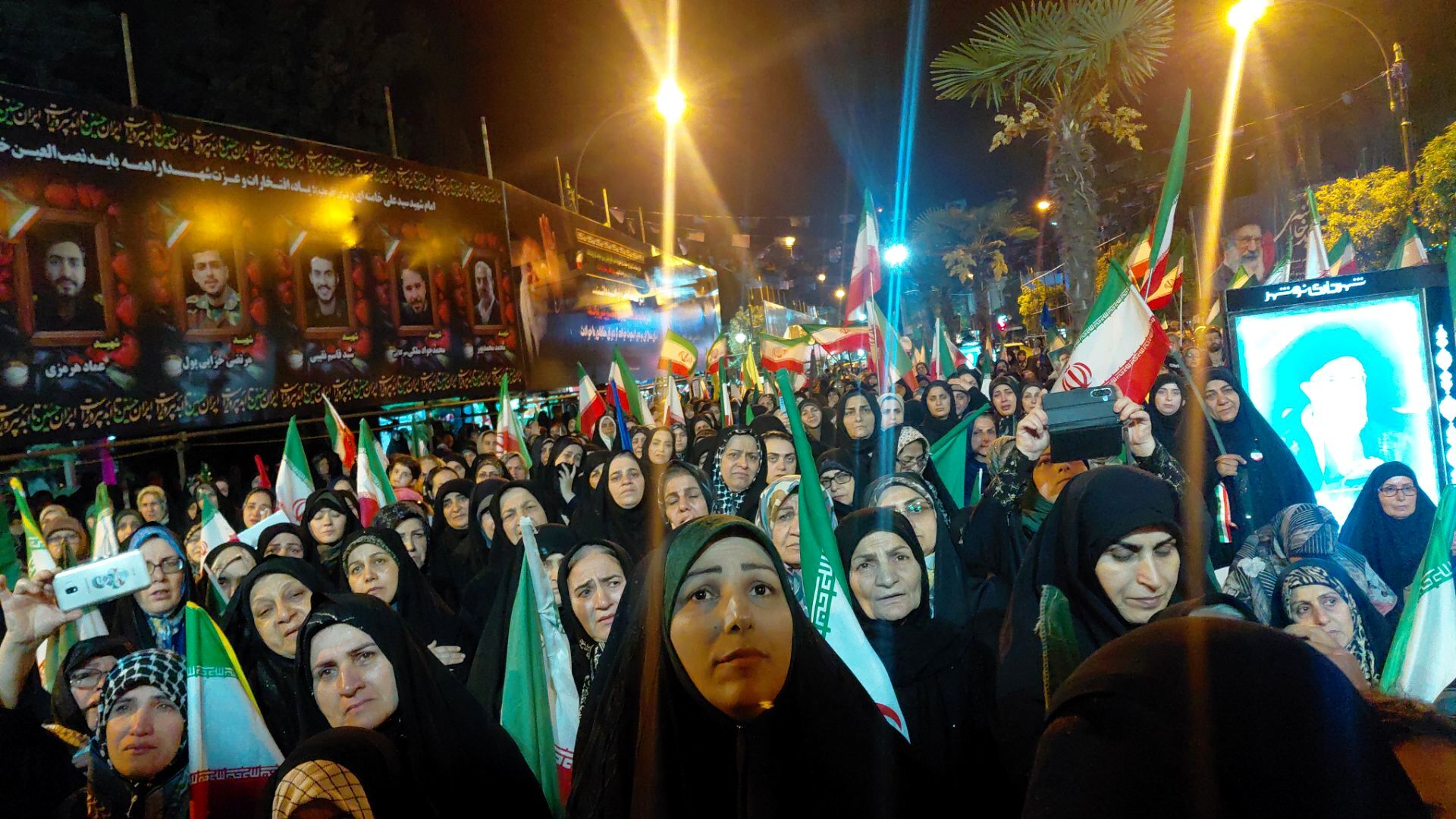 به فرمان رهبر در خیابان می‌مانیم
