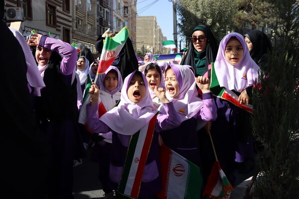 حضور پرشور دانش‌آموزان و مسئولین در راهپیمایی ۱۳ آبان در ناحیه یک بهارستان