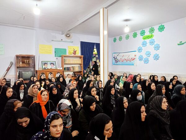 اولین جلسه انجمن اولیا دبستان سمیه کاشمر