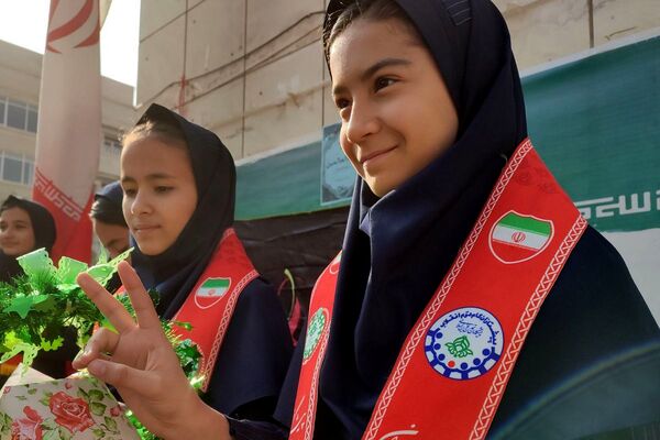 شور وشوق دانش‌آموزان در برنامه صبحگاهی مدرسه مریم بهارستان دو