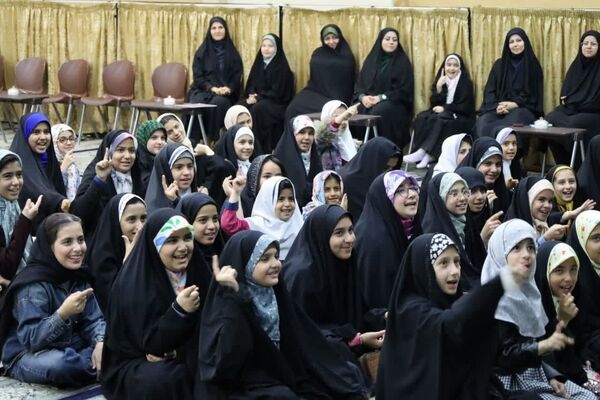 ضیافت افطاری جمعی از دانش‌آموزان با امام جمعه یزد 