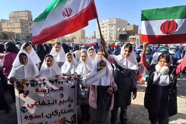 حضور پرشور دانش‌آموزان در راهپیمایی ۱۳آبان منطقه کهریزک 