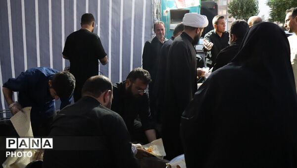 موکب آموزش و پرورش درحال خدمت‌رسانی به زائران مراسم تشییع  رهبر شهید انقلاب