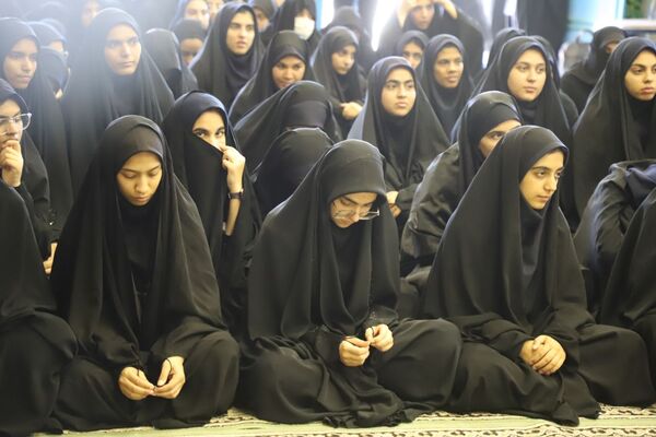 نشست پرسش و پاسخ با حضور نماینده ولی فقیه در استان و امام جمعه در دبیرستان نمونه فرهنگ