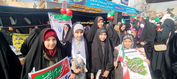 حماسه حضور فرهنگیان و دانش‌آموزان منطقه ۵ در راهپیمایی ۲۲ بهمن