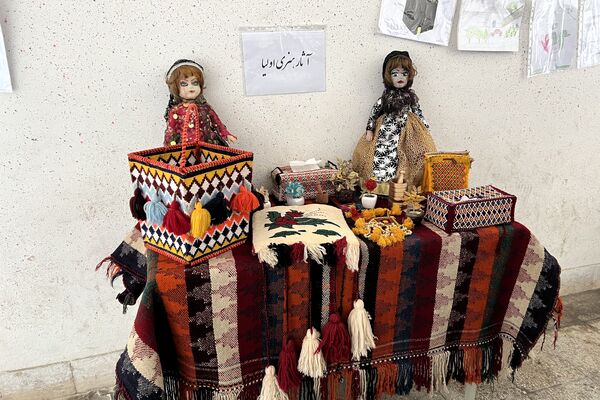 نمایشگاه دانش‌آموزان دبستان دانش آباده به‌مناسبت هفته ماها