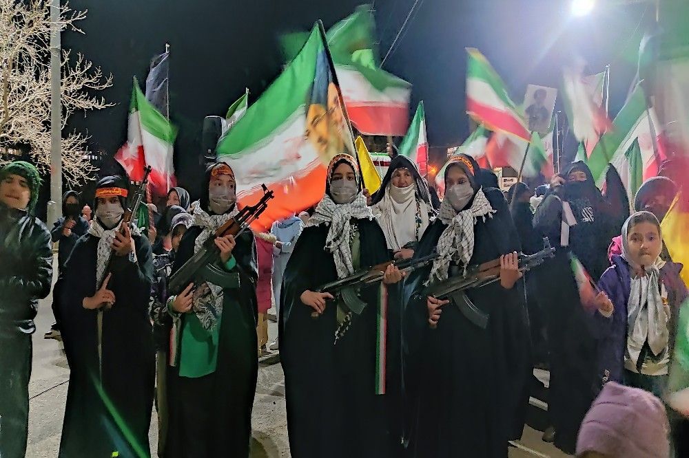 شیعه امام خود را تنها نمی گذارد 
