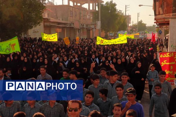 فراشبند صحنه هم‌صدایی مردم و دانش‌آموزان در روز ملی مبارزه با استکبار جهانی 