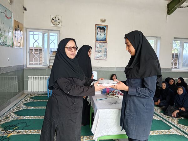اهدای چادر به مناسبت روز دختر در خلیل‌آباد