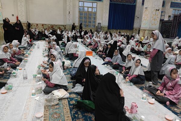 برگزاری سفره افطاری به مناسبت ماه مبارک رمضان در مدارس ناحیه دو شهرری 