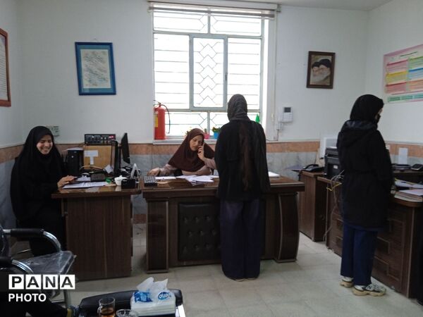 اعلام نتایج امتحانات نوبت اول دبیرستان عزت طلایی به والدین دانش آموزان 