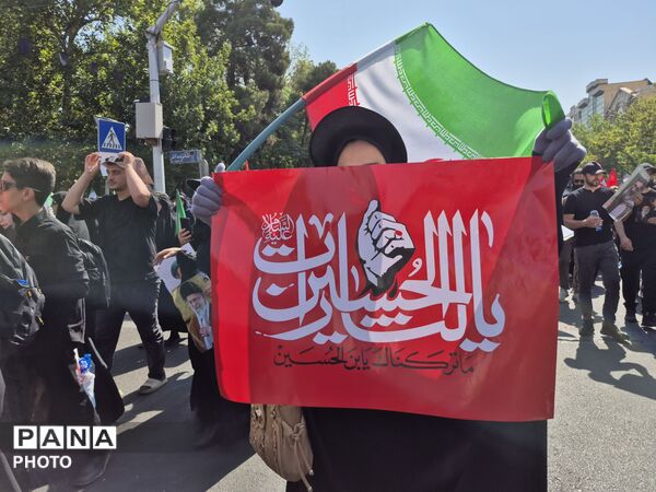 اشک یک ملت در بدرقه رهبر شهید
