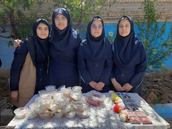 بازارچه کسب‌ و کار با هدف کارآفرینی در آموزشگاه نورایمان