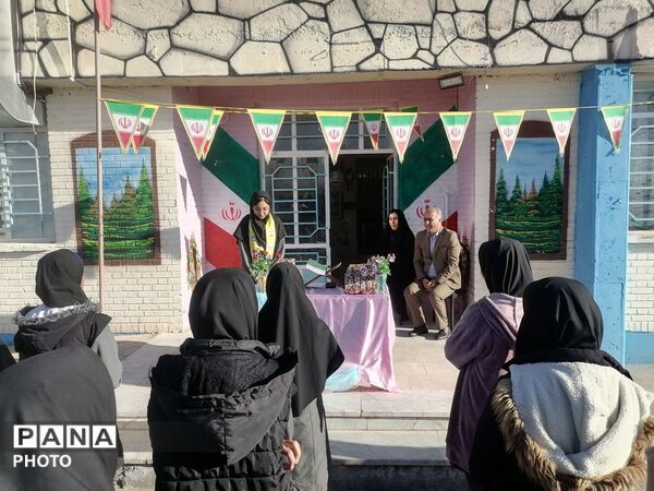 تجلیل از دانش آموزان برتر آموزشی دبیرستان حاج مهدی روحانی خلیل آباد