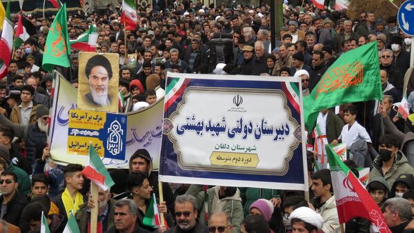 از نوجوان تا کهنسال؛ همه اقشار نورآباد در صف‌های متحد راهپیمایی ۲۲ بهمن
