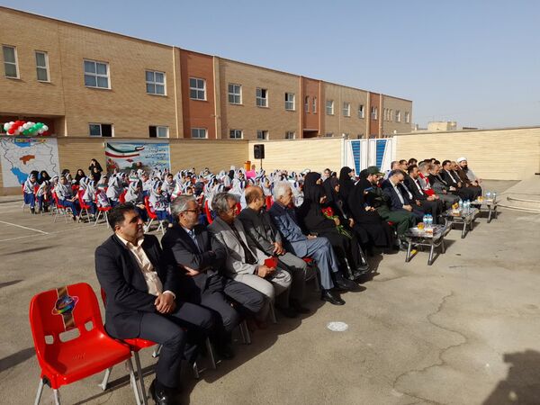 آیین نواخته شدن زنگ مهر در مدرسه شهدای بار فروش با حضور مسئولان استان و شهرستان کاشان