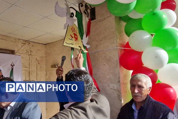 آیین نواخته شدن زنگ انقلاب اسلامی در مدرسه آیت‌الله خامنه‌ای قرچک