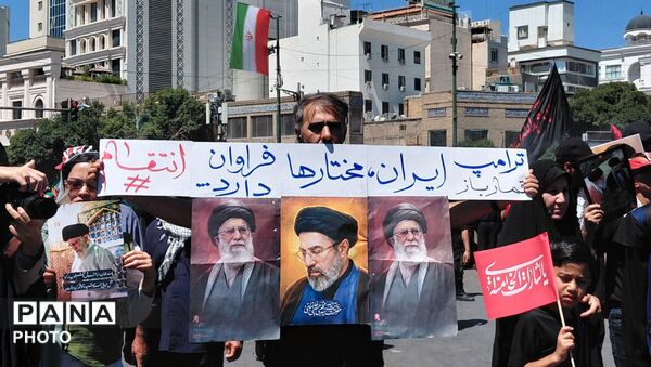 بدرقه باشکوه رهبر شهید در مشهد مقدس در جوار حرم مطهر رضوی
