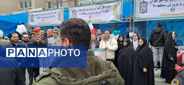 حضور گسترده و منسجم دانش آموزان و فرهنگیان منطقه ۱۰ در راهپیمایی ۲۲ بهمن ماه