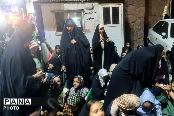 اهدای هدیه به دختران انقلابی دبستان حاتم ناحیه دو شهرری در میدان نماز 