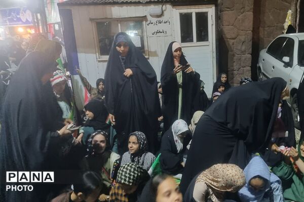 اهدای هدیه به دختران انقلابی دبستان حاتم ناحیه دو شهرری در میدان نماز 