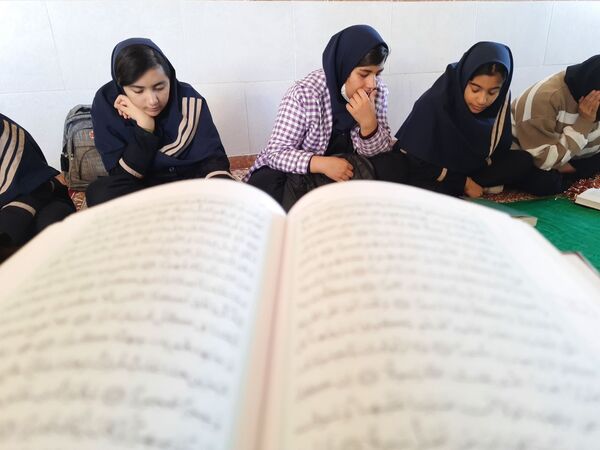 انس با قرآن در دبیرستان امامت مهدیه