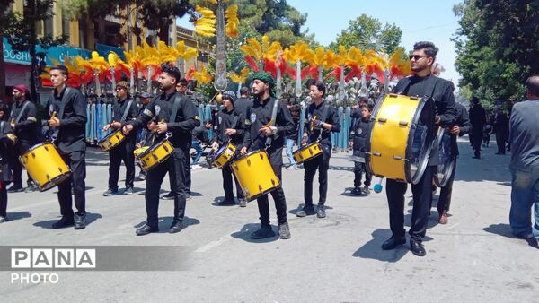 شور حسینی در خیابان های شهر؛عاشورا در قاب زنجیر زنان