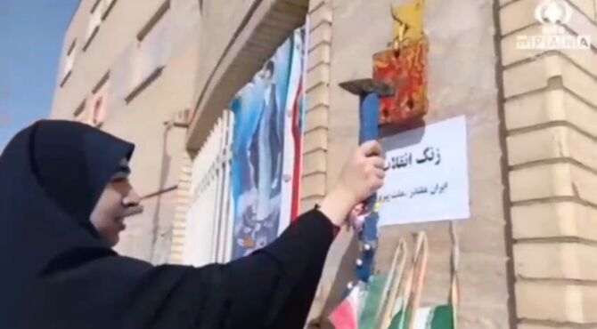 آیین نواختن زنگ انقلاب اسلامی در دبیرستان بوستان دانش