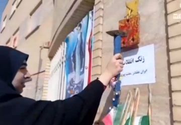 آیین نواختن زنگ انقلاب اسلامی در دبیرستان بوستان دانش