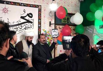 نواختن زنگ انقلاب در دبیرستان دخترانه الزهرا(س) شهرستان بام و صفی آباد