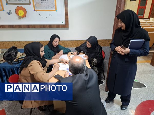 جلسه انجمن اولیا و مربیان در دبستان آرمینه مصلی نژاد ناحیه ۶ مشهد 