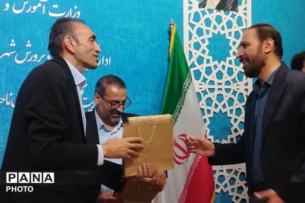 بزرگداشت هفته معلم و تقدیر از خدمات ارزنده مشاوران در بهارستان‌دو