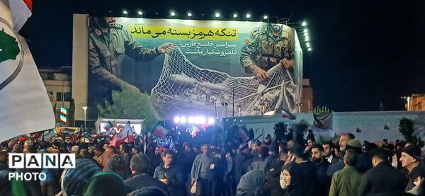تجمع شهروندان در چهلم کودکان میناب کنار دیوارنگاره میدان انقلاب