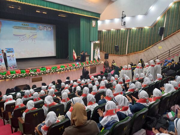 جشن «یاوران انقلاب» شهر تهران با محوریت همدلی، نشاط و نقش‌آفرینی دانش‌آموزان
