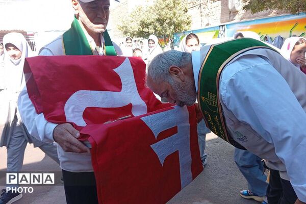 میزبانی دانش‌ آموزان دبستان دخترانه نرجس از پرچم متبرک حرم امام حسین (ع)