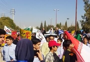 طنین  یکپارچه ومتحداستکبار ستیزی دانش آموزان زرقانی در یوم ا.. 13 آبان 