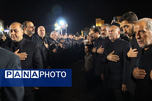 اجتماع مردم یزد در سوگ سیدالشهدای خدمت