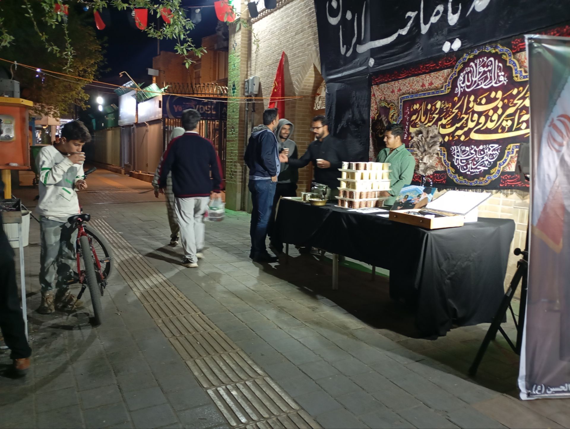 موکب چایخانه در شبهای تجمعات مردمی در نیشابور 