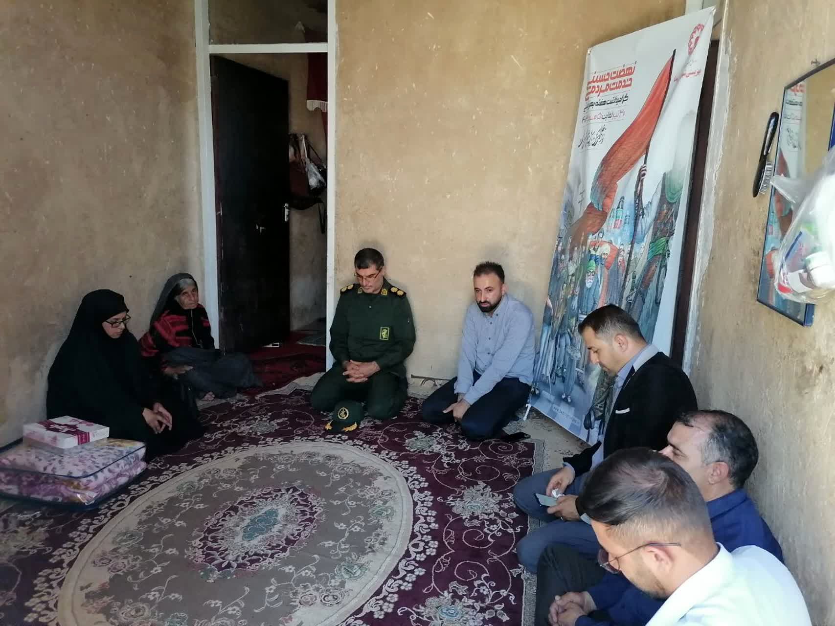 دیدار مسئولین شهر بیضا از خانواده شهدا