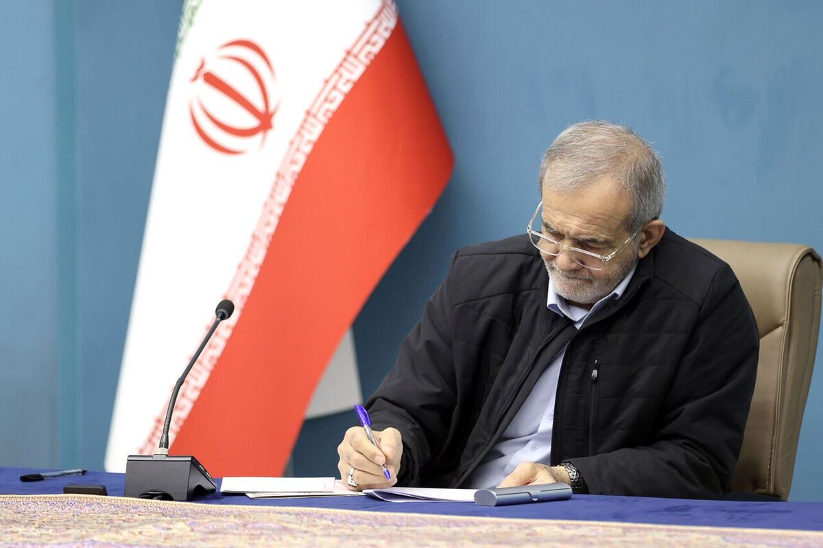 از همه آنان که جانانه پای کار ایران ایستاده‌اند تشکر می‌کنم