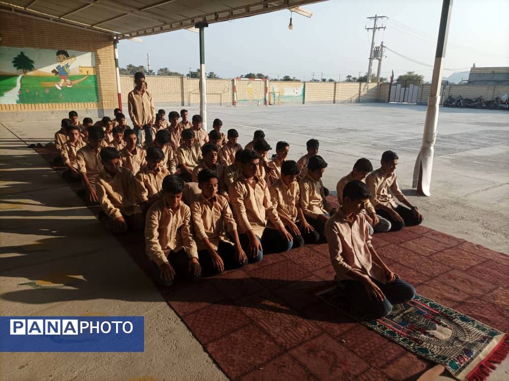 برگزاری نماز جماعت ظهر و عصر در مدرسه شهید حججی سیریک 
