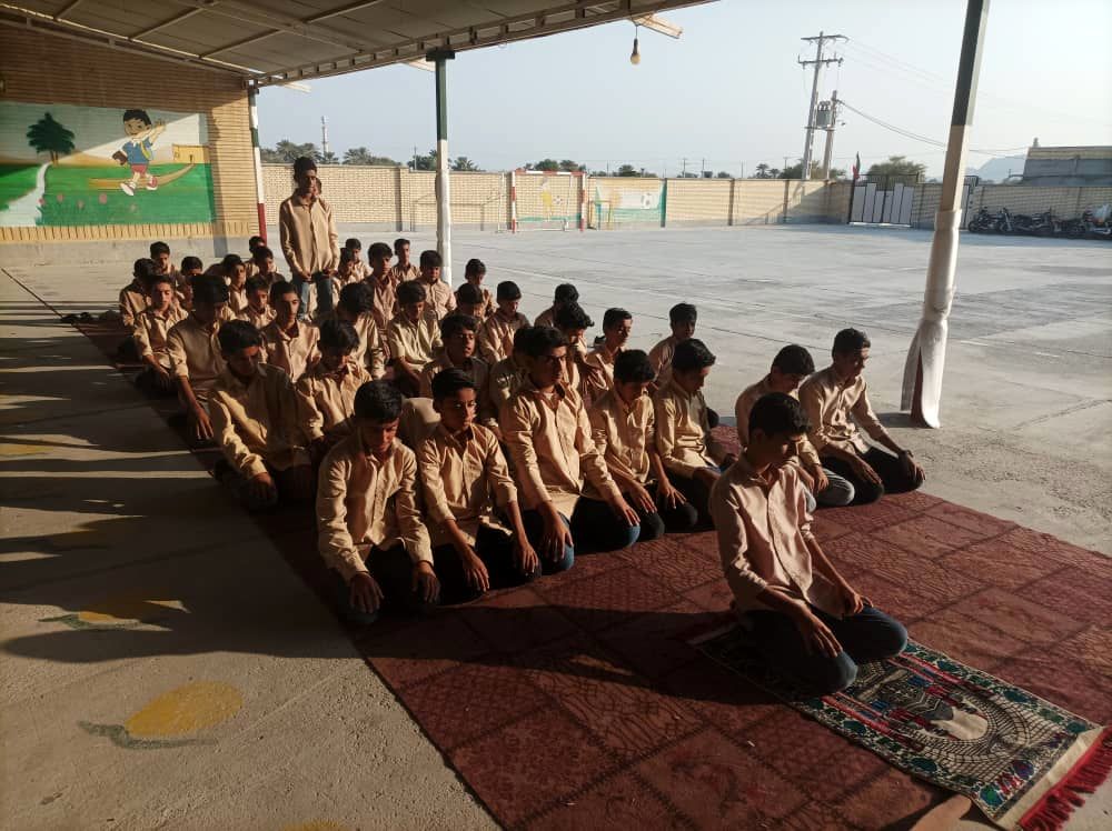 برگزاری نماز جماعت ظهر و عصر در مدرسه شهید حججی سیریک 