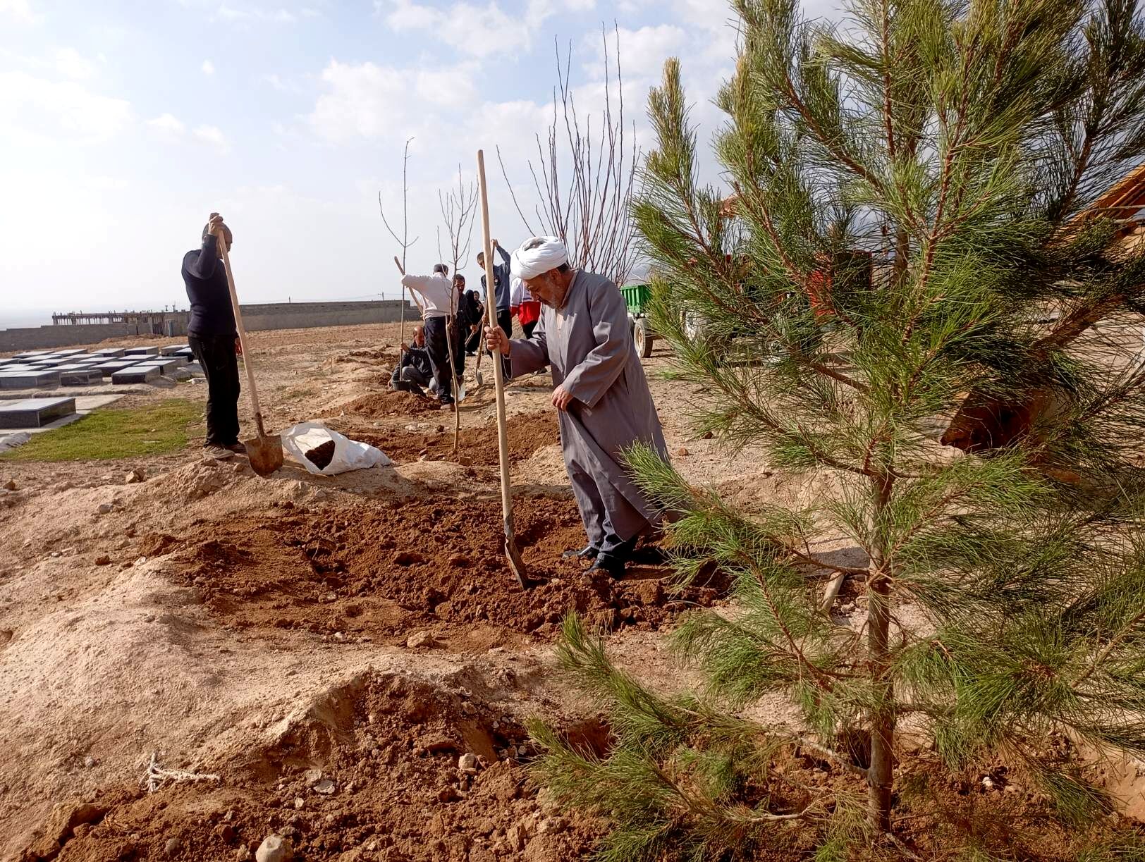 کاشت نهال در آرامستان روستای گزکوه