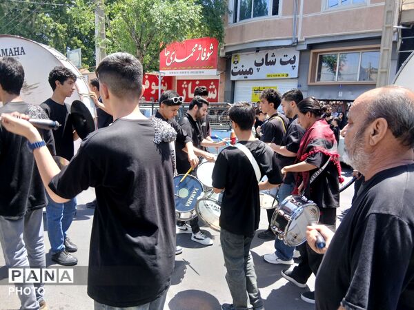 اوج ارادت مردم کرج به سرور آزادگان جهان  در عاشورای حسینی