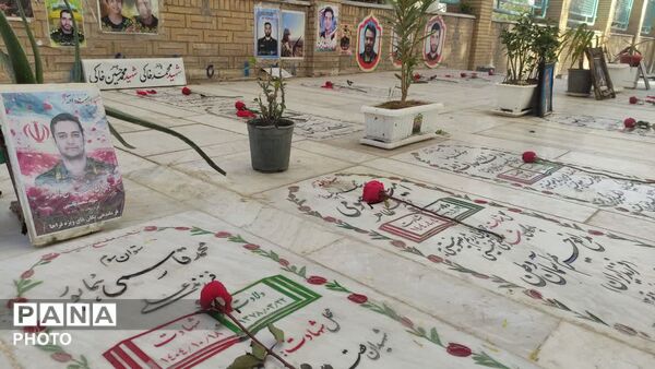 گلباران مزار شهدا به‌مناسبت آغاز هفته کانون‌های فرهنگی و تربیتی در قم