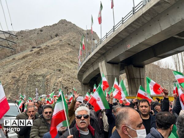 تشییع پیکر شهید دانشمند محمدرضا کیا بر دستان مردم کرج 