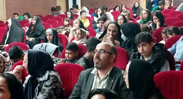 تقدیر از دانش‌آموزان فعال محمدشهری در زمینه‌های فرهنگی و هنری